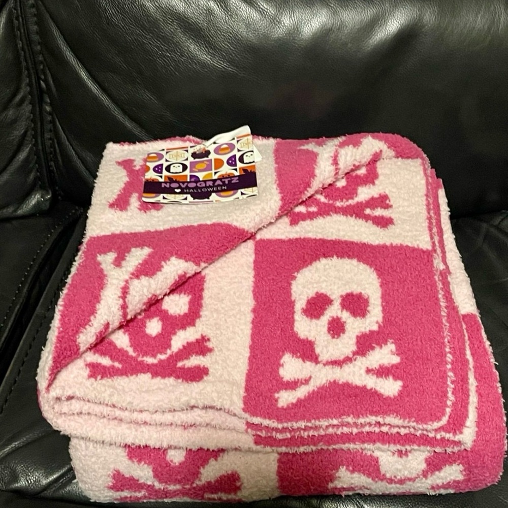 Halloween Novogratz Pink Oversized Skulls Throw - Halloween Skulls Throw